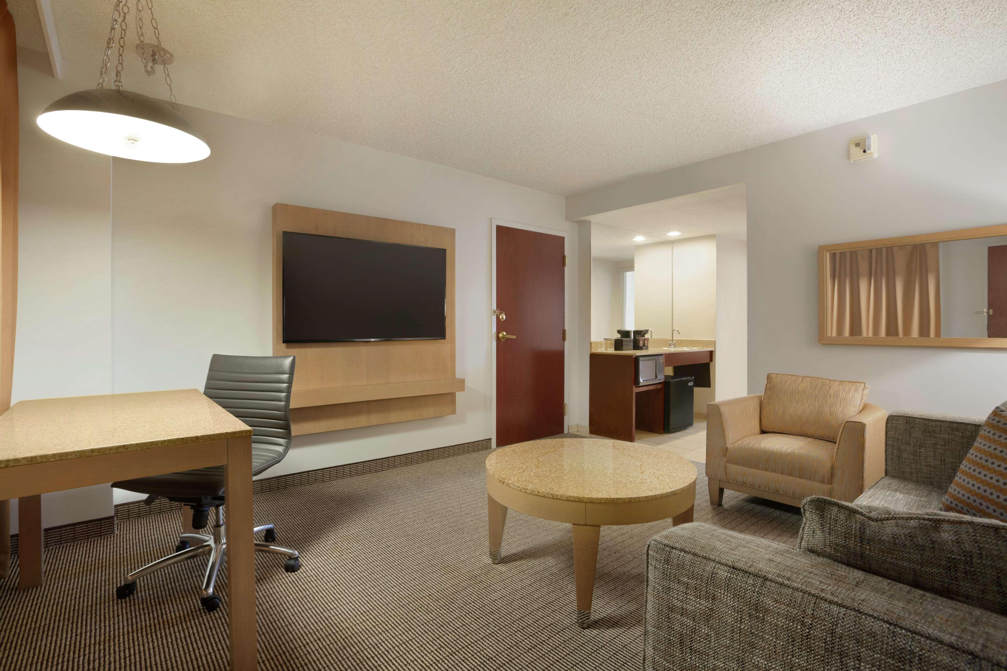 Embassy Suites By Hilton Denver International Airport Exterior photo