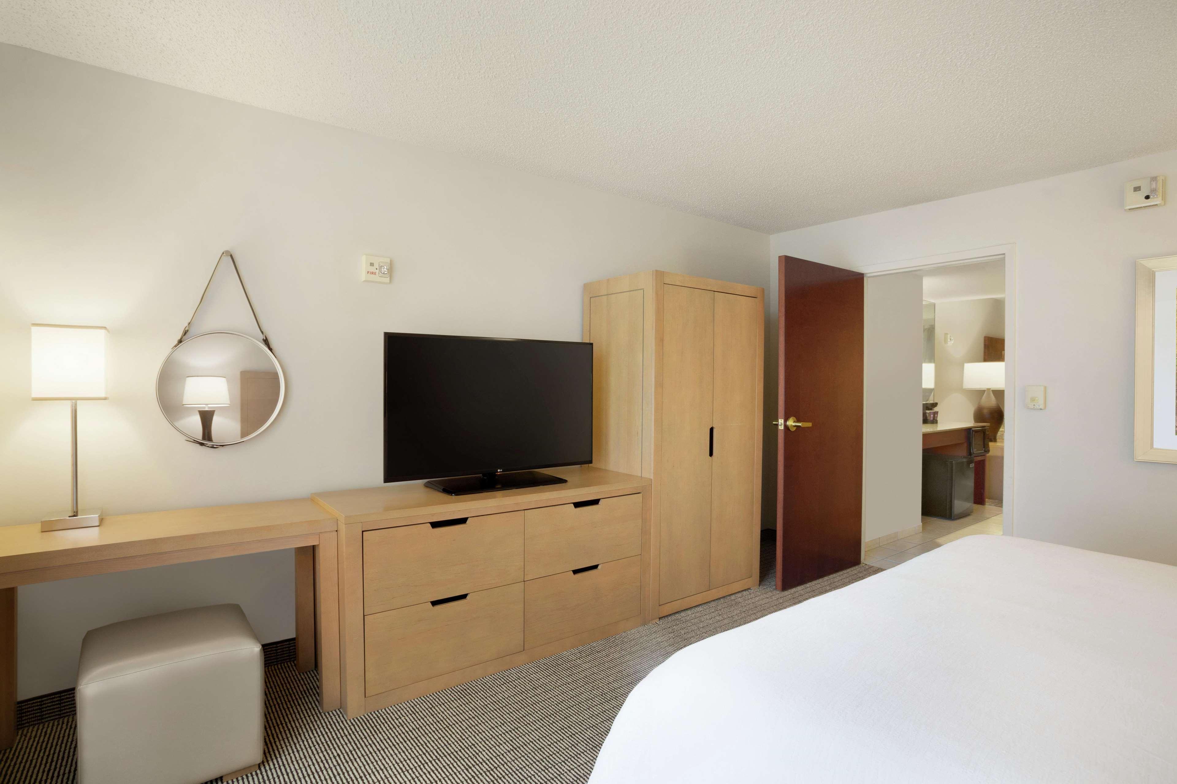 Embassy Suites By Hilton Denver International Airport Exterior photo
