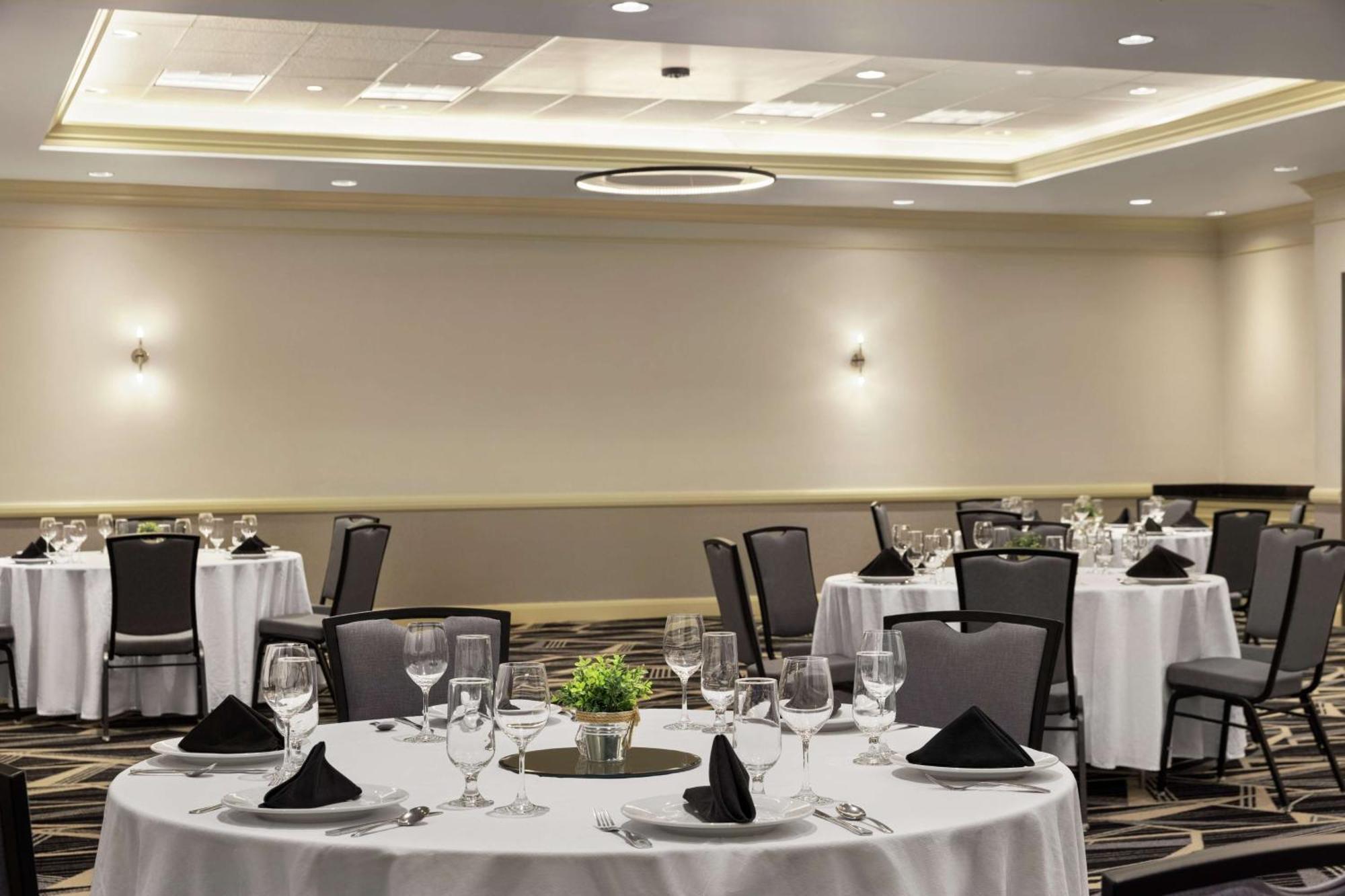 Embassy Suites By Hilton Denver International Airport Exterior photo