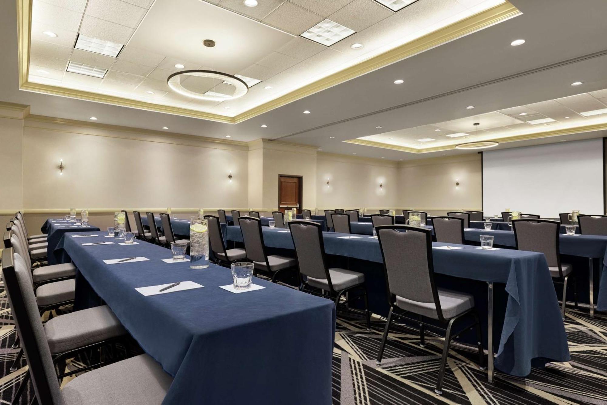 Embassy Suites By Hilton Denver International Airport Exterior photo