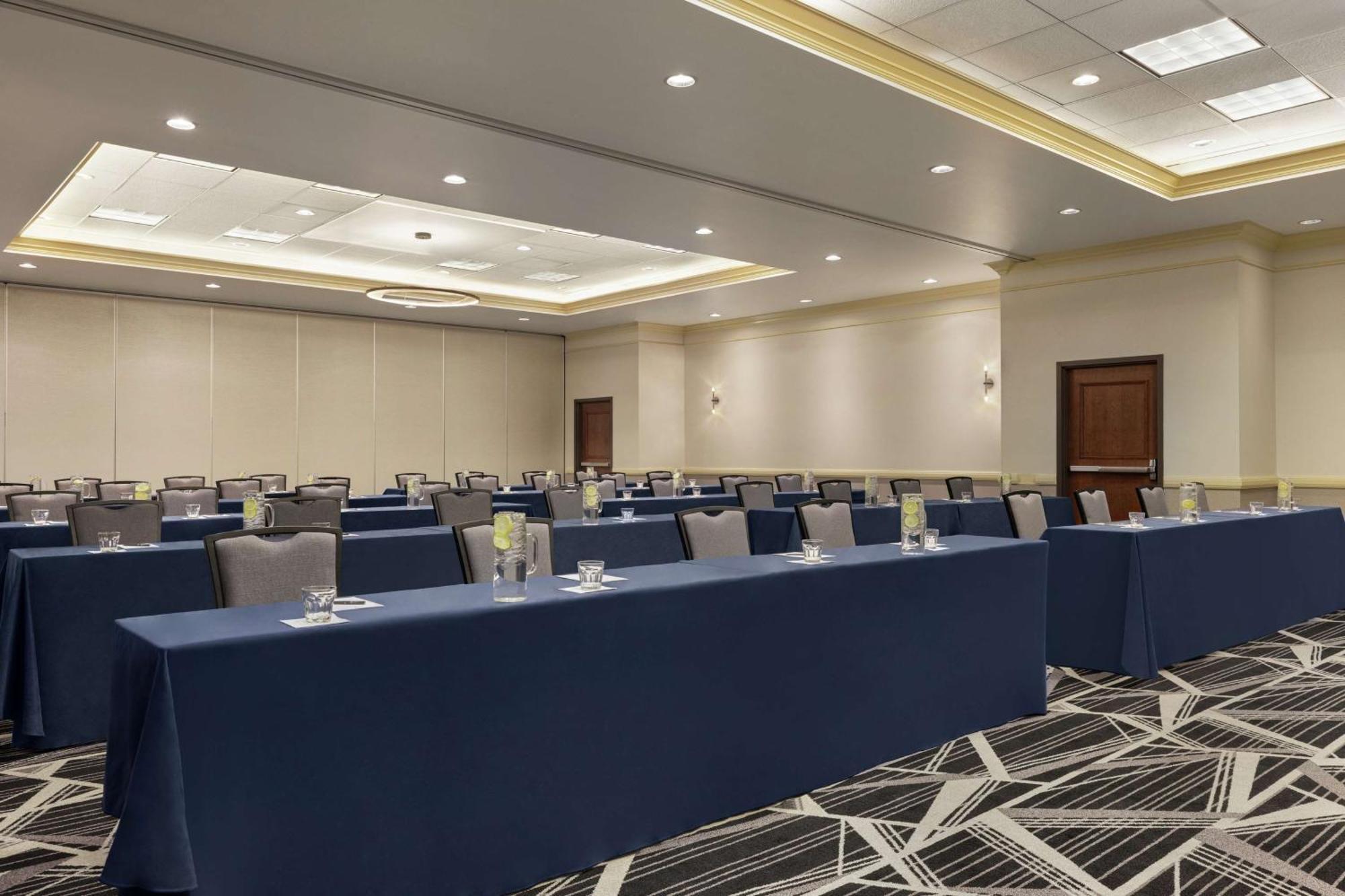 Embassy Suites By Hilton Denver International Airport Exterior photo